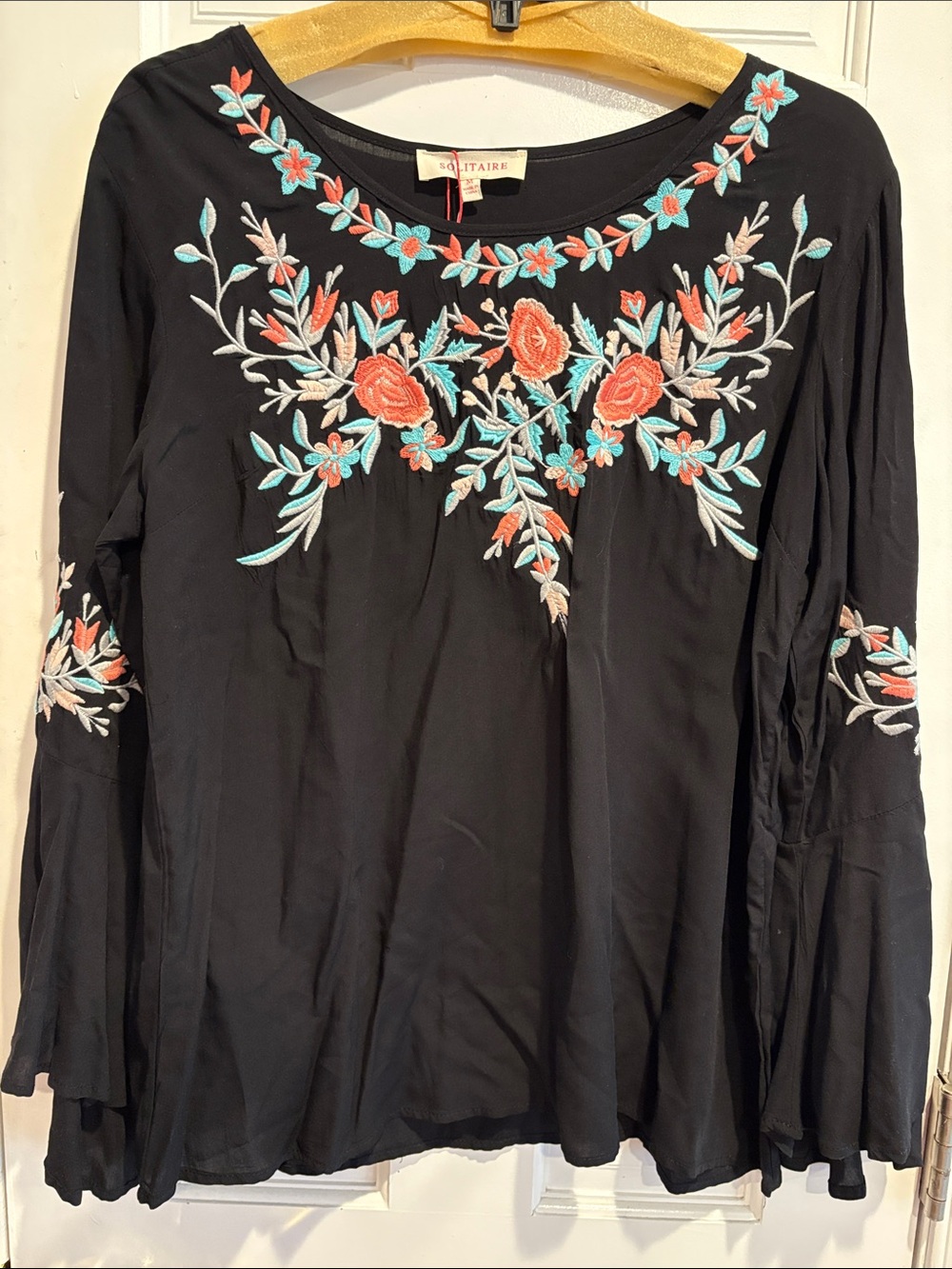 NWT! Solitaire Black Embroidered Floral Women’s Top Size Medium